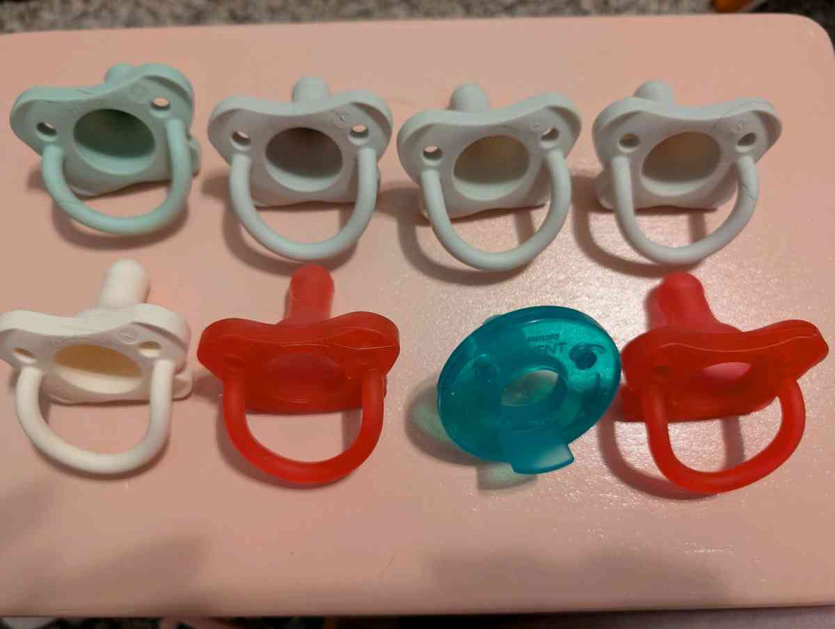 8 Pacifiers Dr Brown and Avent
