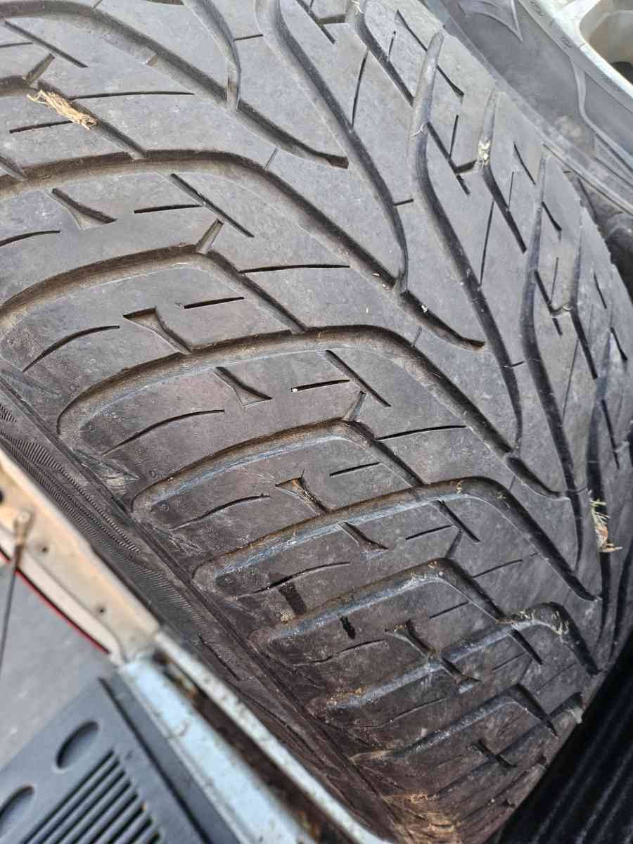 275 55 r 20  tires and wheel - Elwood, Indiana - FleaMarketBay