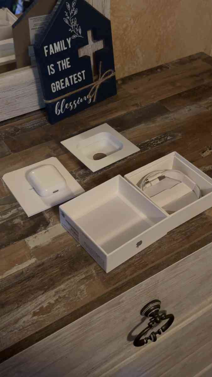 Apple AirPods with Wireless Charging Case 2nd Generation