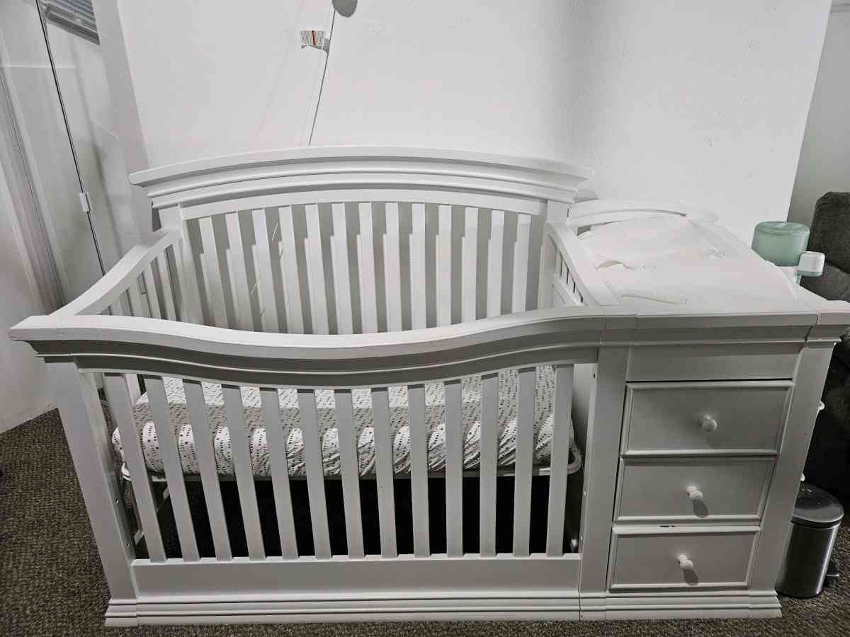 Baby crib with included mattress bumper