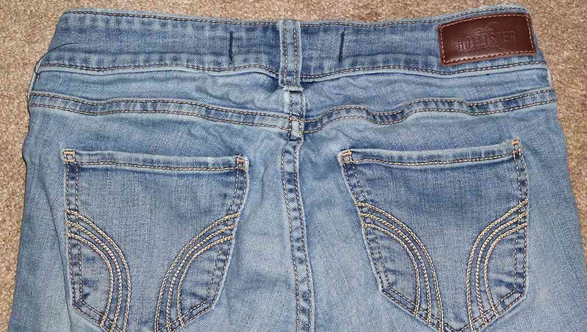 2 PAIR BUNDLE OF WOMENS HOLLISTER JEANS SIZE 0