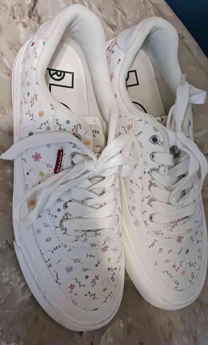 Womens Levis Shoes Size 8 and a half