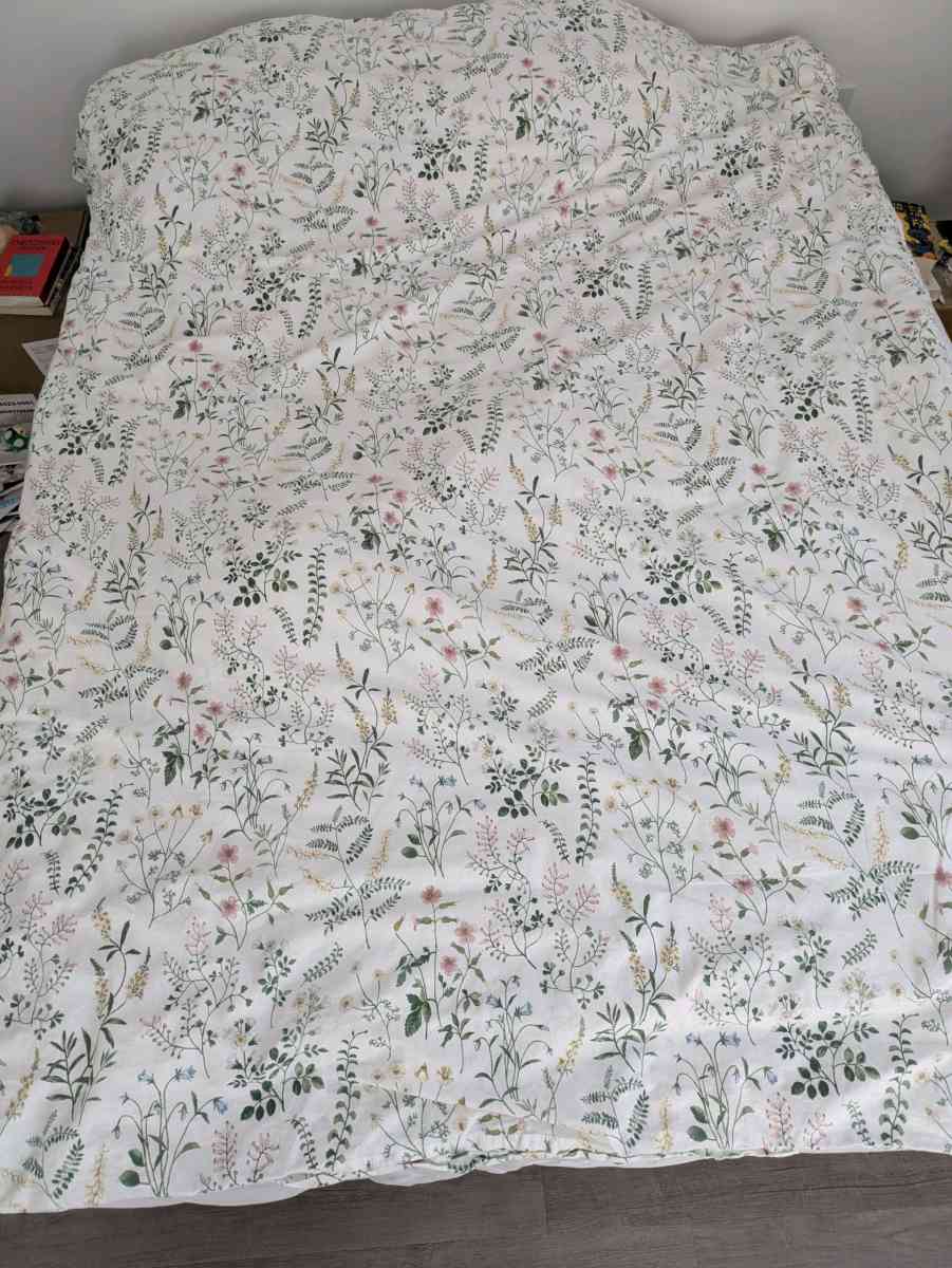2 IKEA TIMJANSMOTT Duvet Covers and Pillowcases  Twin