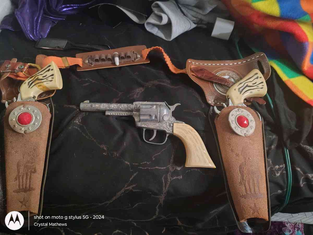 vintage toy cap guns with holster - Cleveland, Ohio - FleaMarketBay