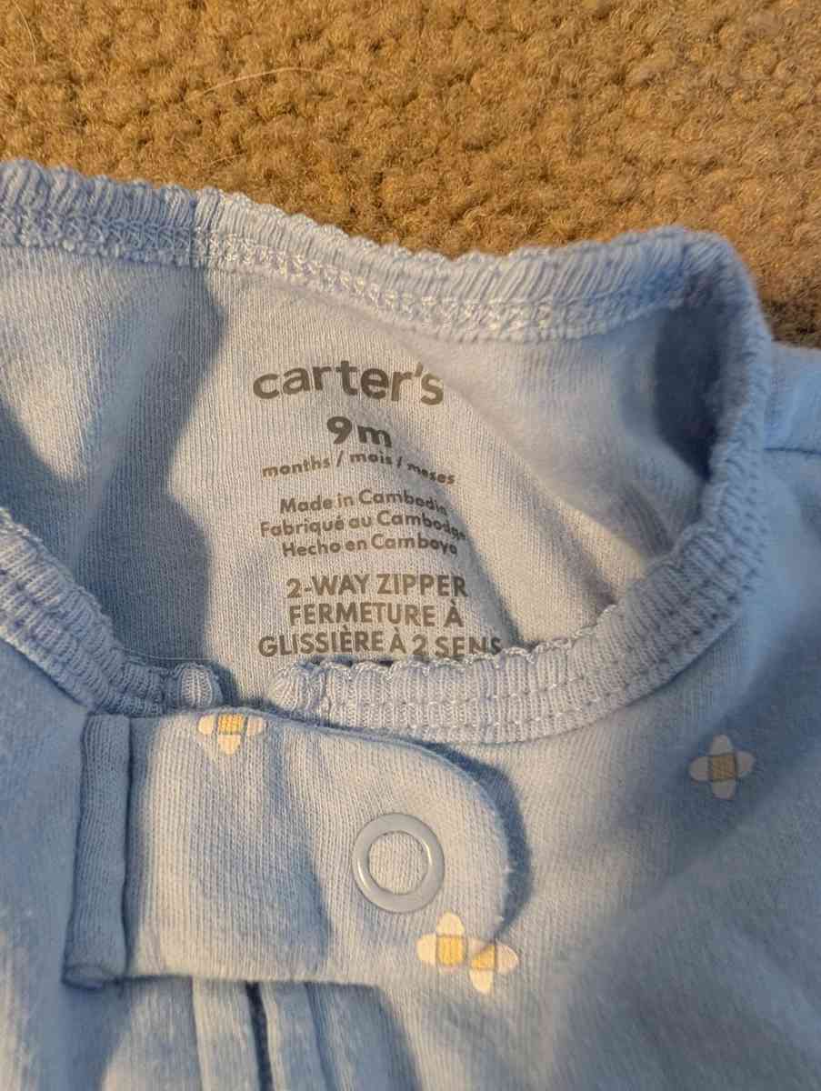 Baby sleepsuit with feet with a white flower