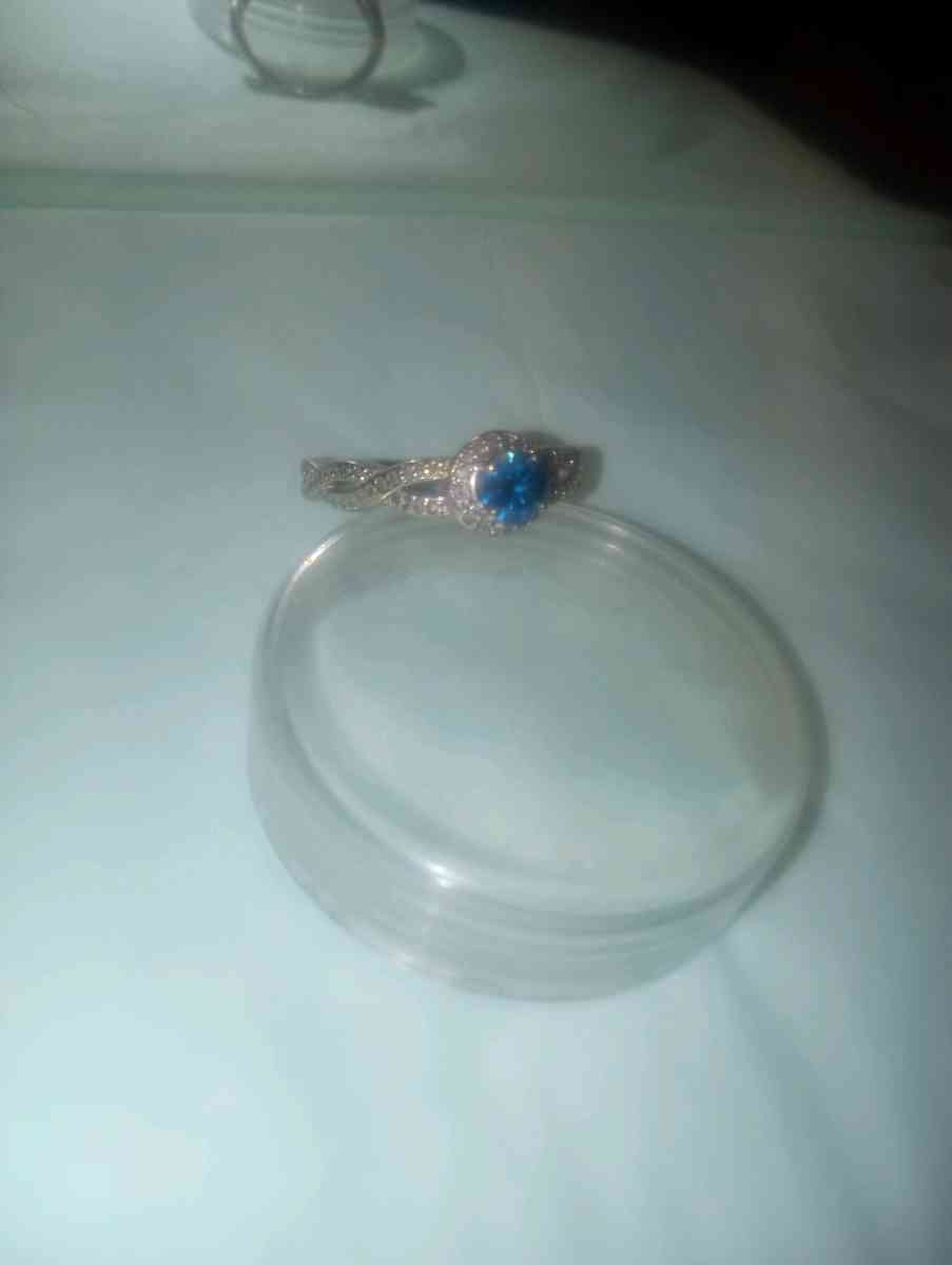 14k white gold and blue diamond ring