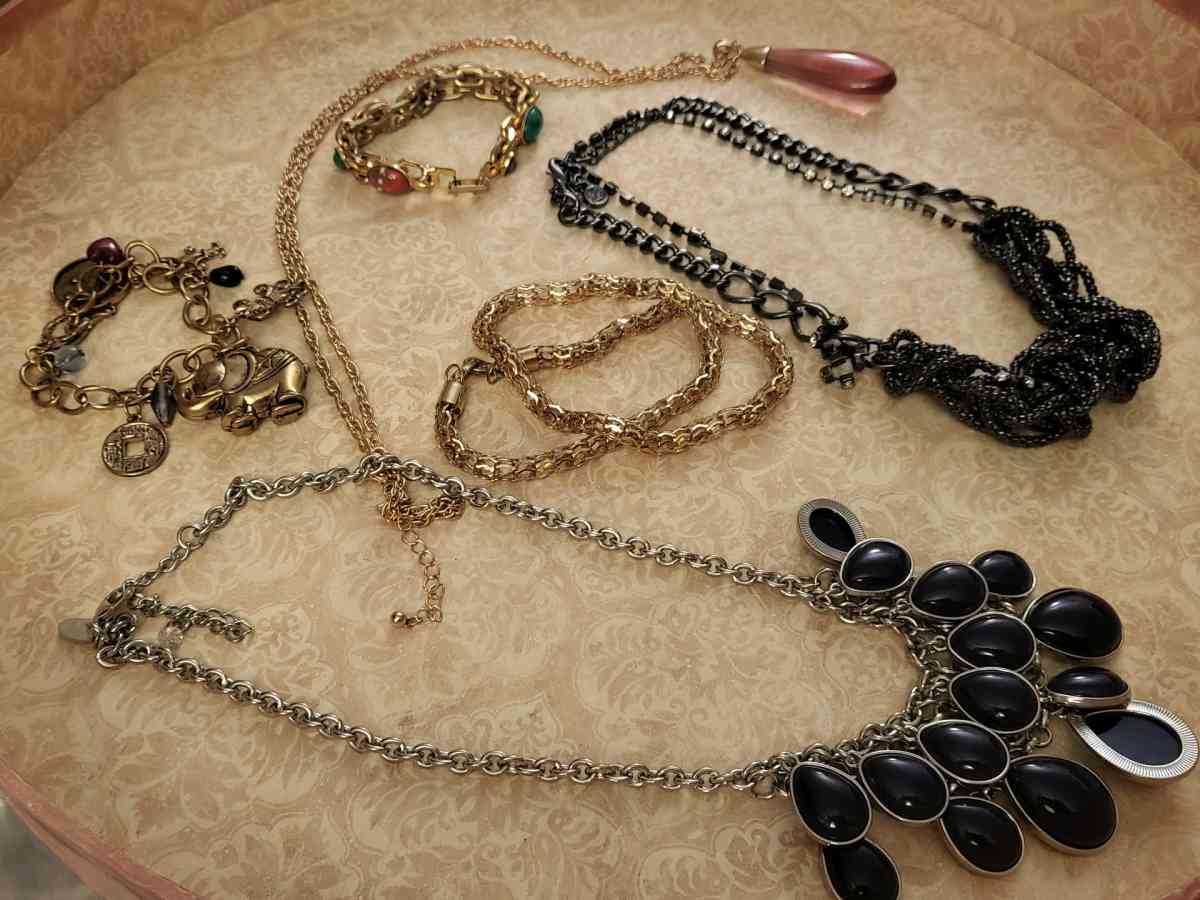 ASSORTED  FASHION JEWELER - Vacaville, California - FleaMarketBay