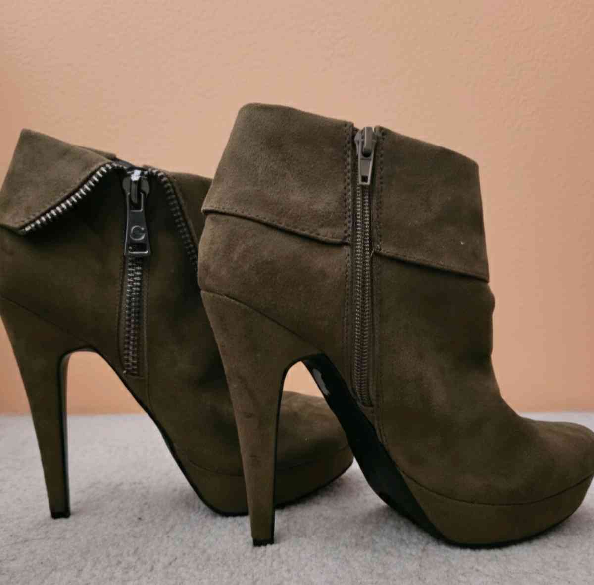 Womens GBG Los Angeles Hazel Greenish Brown suede size 9 ank