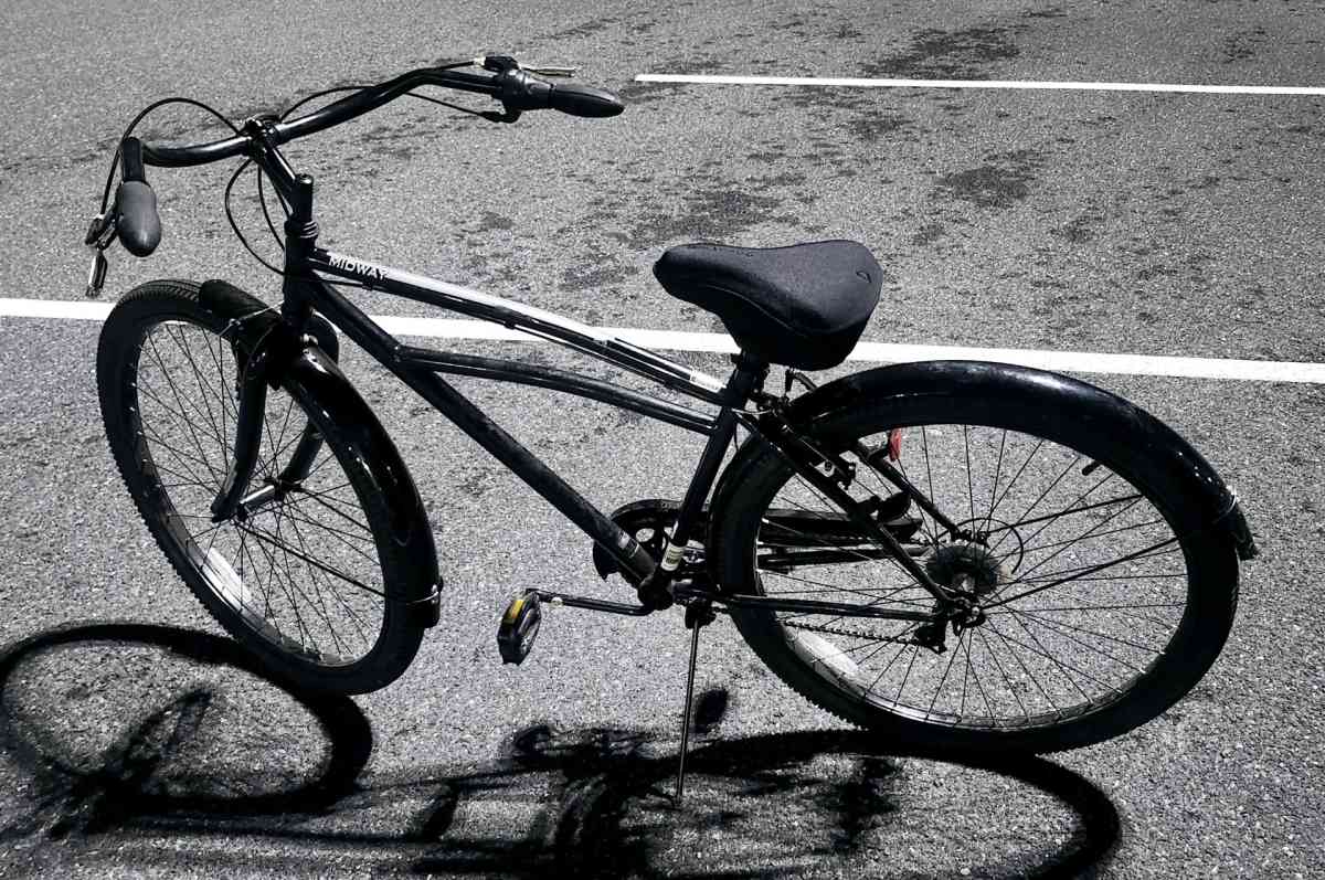 Black Schwinn cruiser bicycle  with carrier - York, Pennsylvania - FleaMarketBay