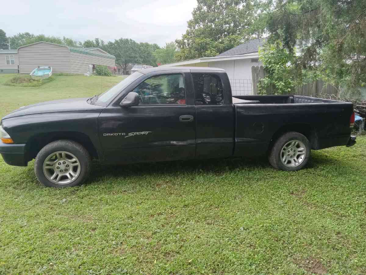 01 dakota sport extcab 47 v8 5spd  needs transmission repair
