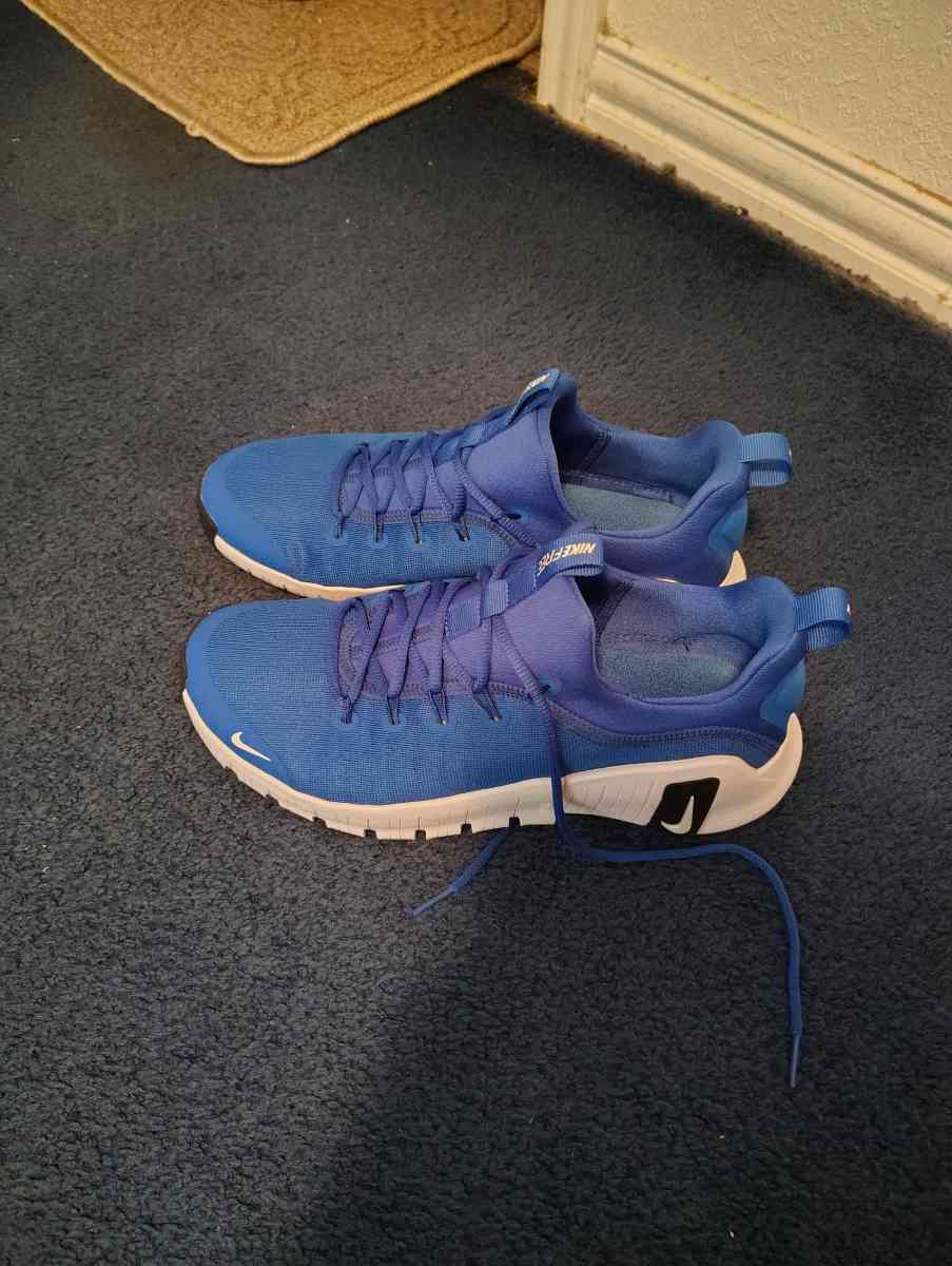 Nike athletic shoes 3 pump cover sweaters