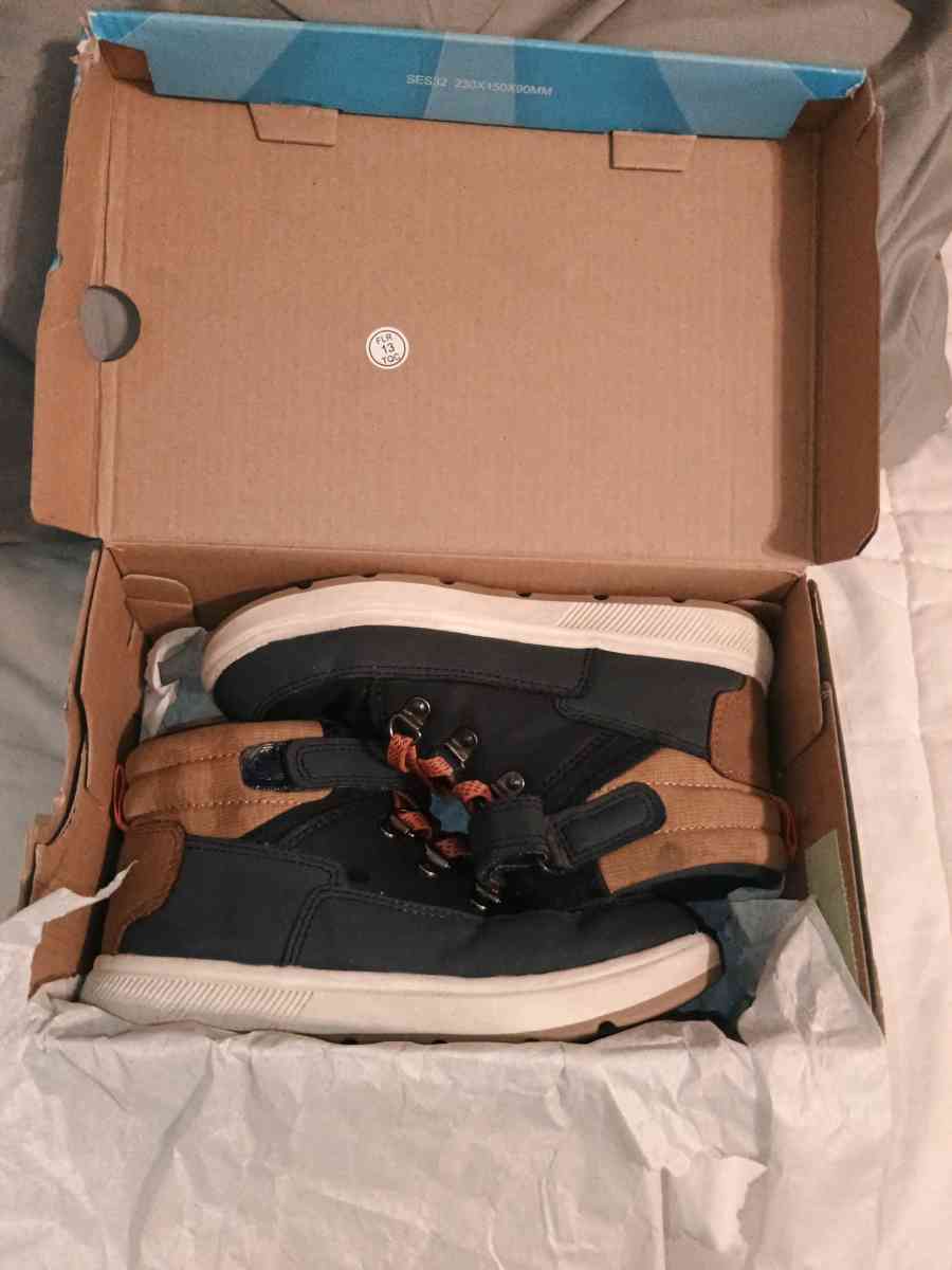 Cat and Jack Boys Boots size 11y