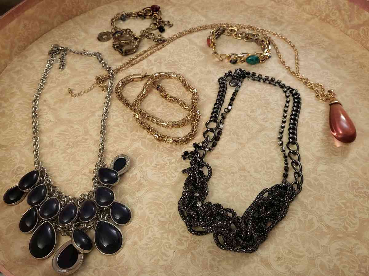 ASSORTED  FASHION JEWELER - Vacaville, California - FleaMarketBay