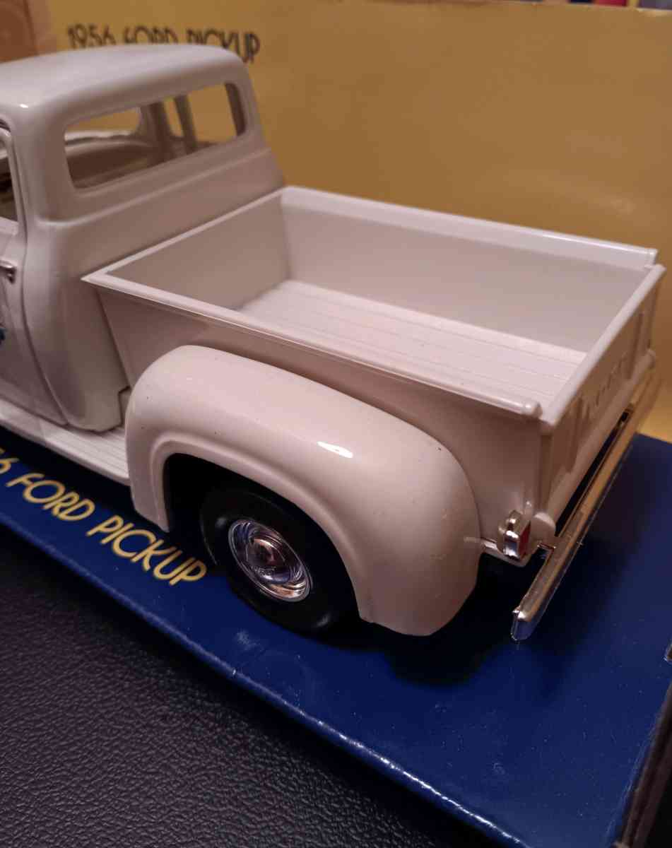 Motormax 1956 Ford Pickup In Box 124 Scale Diecast Model Car - Cleveland, Ohio - FleaMarketBay
