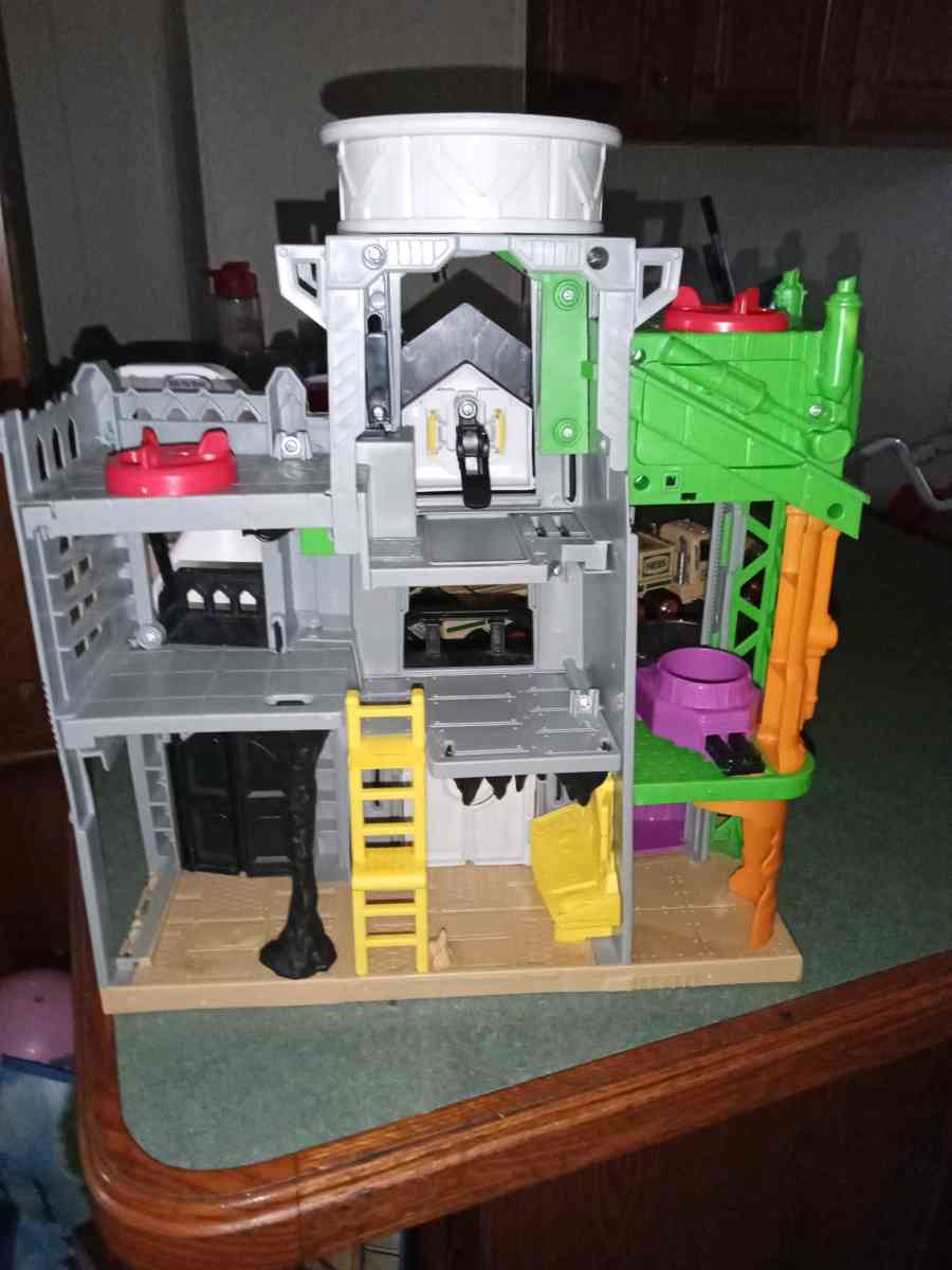 Batman toy castle with one tiny Batman figurine - Coatesville, Pennsylvania - FleaMarketBay