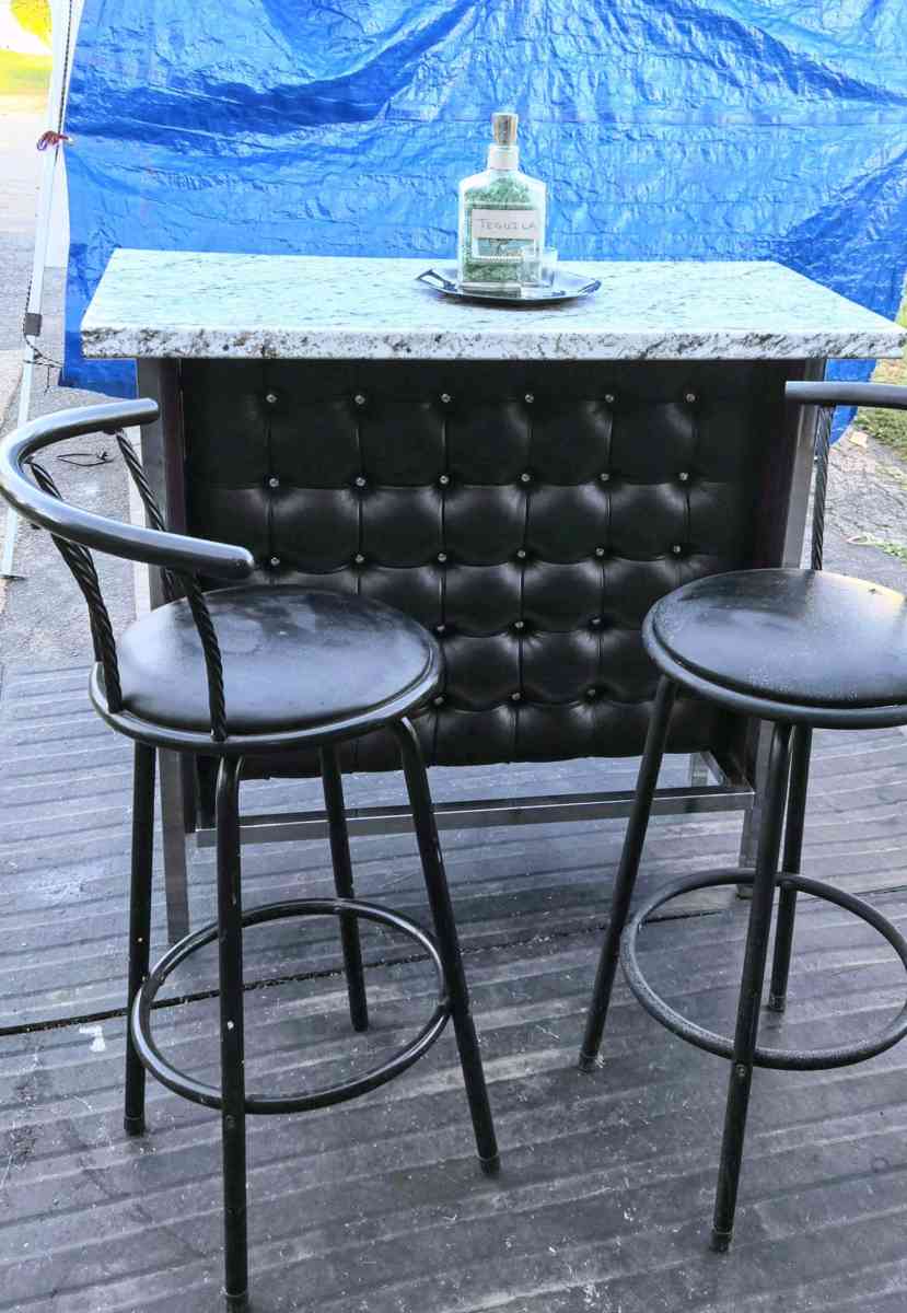 Bar with 3 stools