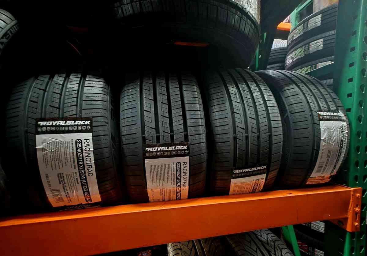 EN VENTA ROYAL BLACK 225 40zR18 Racing Trac