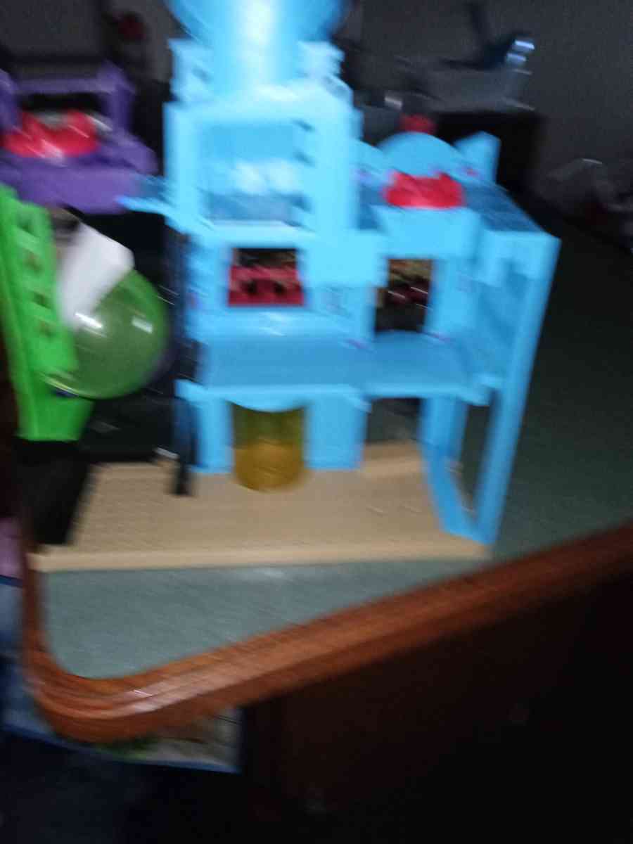 Batman toy castle with one tiny Batman figurine - Coatesville, Pennsylvania - FleaMarketBay