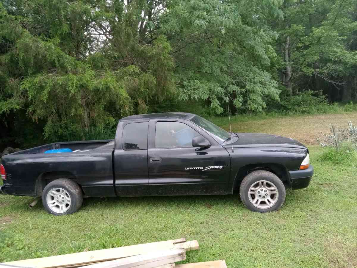 01 dakota sport extcab 47 v8 5spd  needs transmission repair