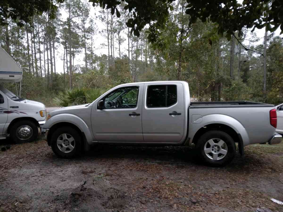 2005 Nissan 4 door crew cab pick up truck V6