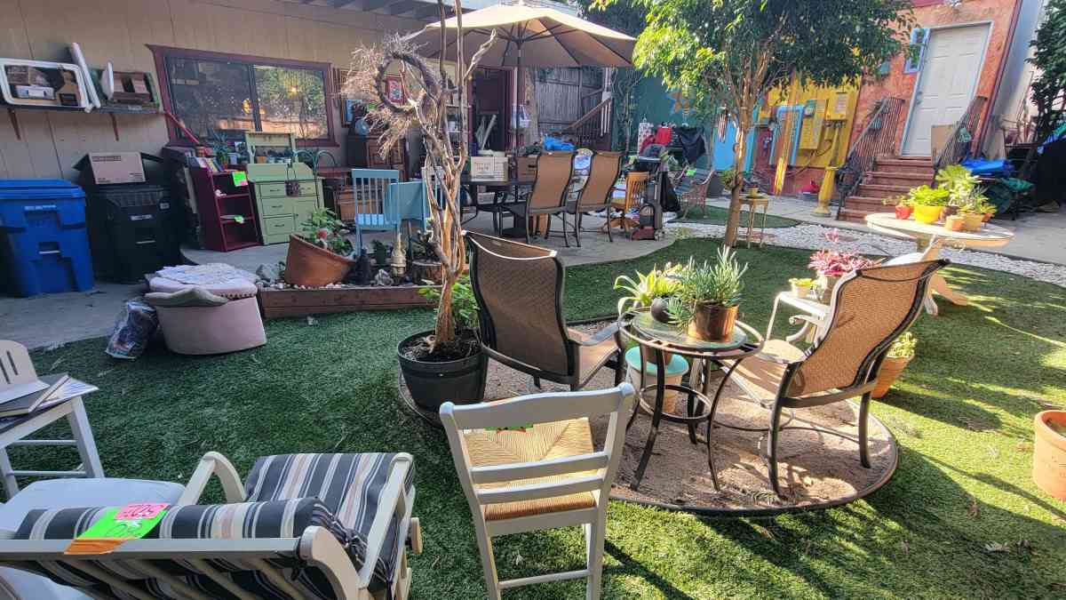 GARAGE and YARD SALE - Studio City, California - FleaMarketBay