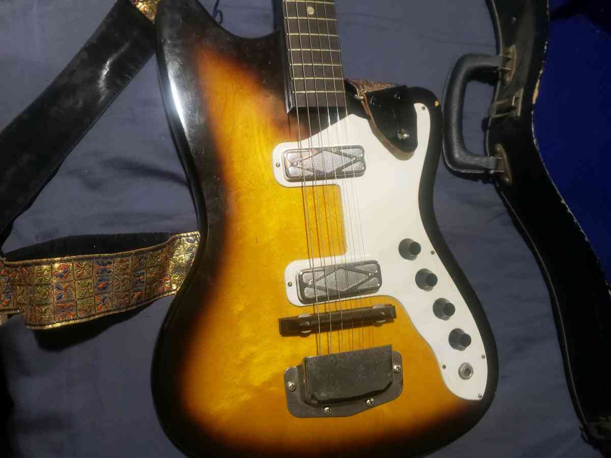 Silvertone Bobcat Guitar with Case by Holiday and Harmon