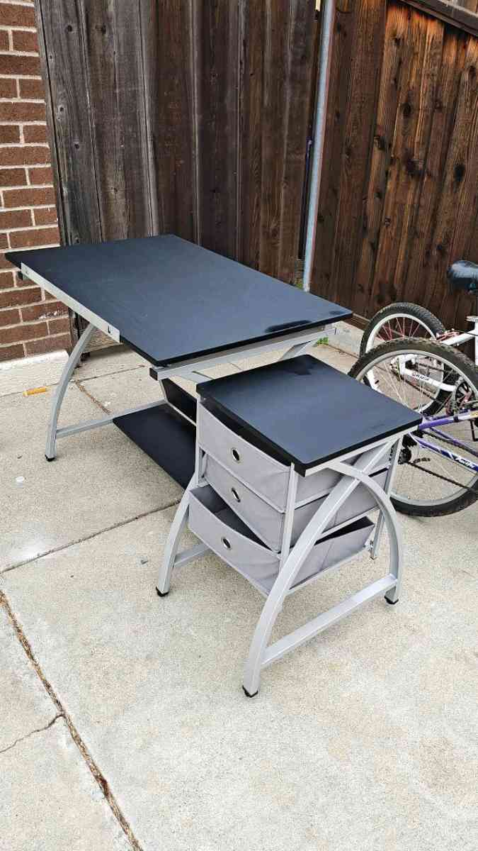 Adjustable artists desk