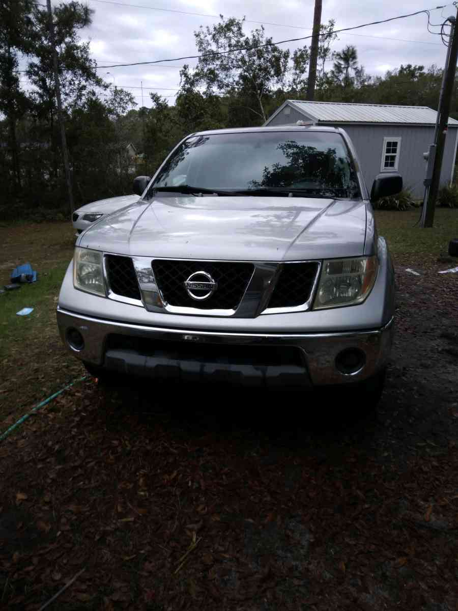 2005 Nissan 4 door crew cab pick up truck V6