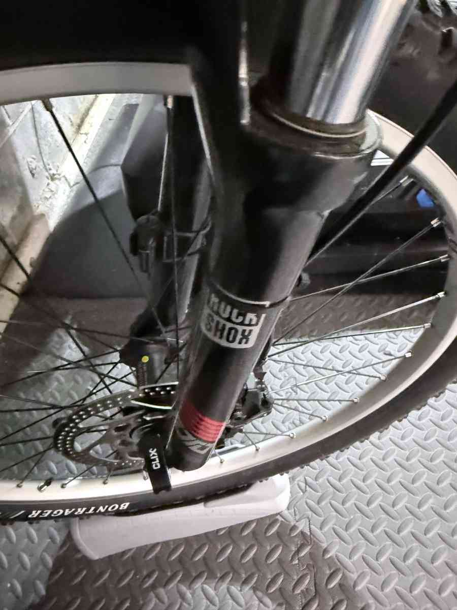 2009 Gary Fisher Piranha MTB  Hydraulic Brakes  G2 Geometry