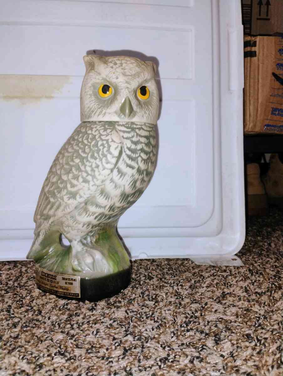 1979  collectible Jim Beam owl decanter empty  flawless