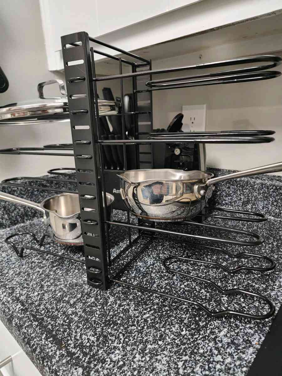 Adjustable pot and lid holder