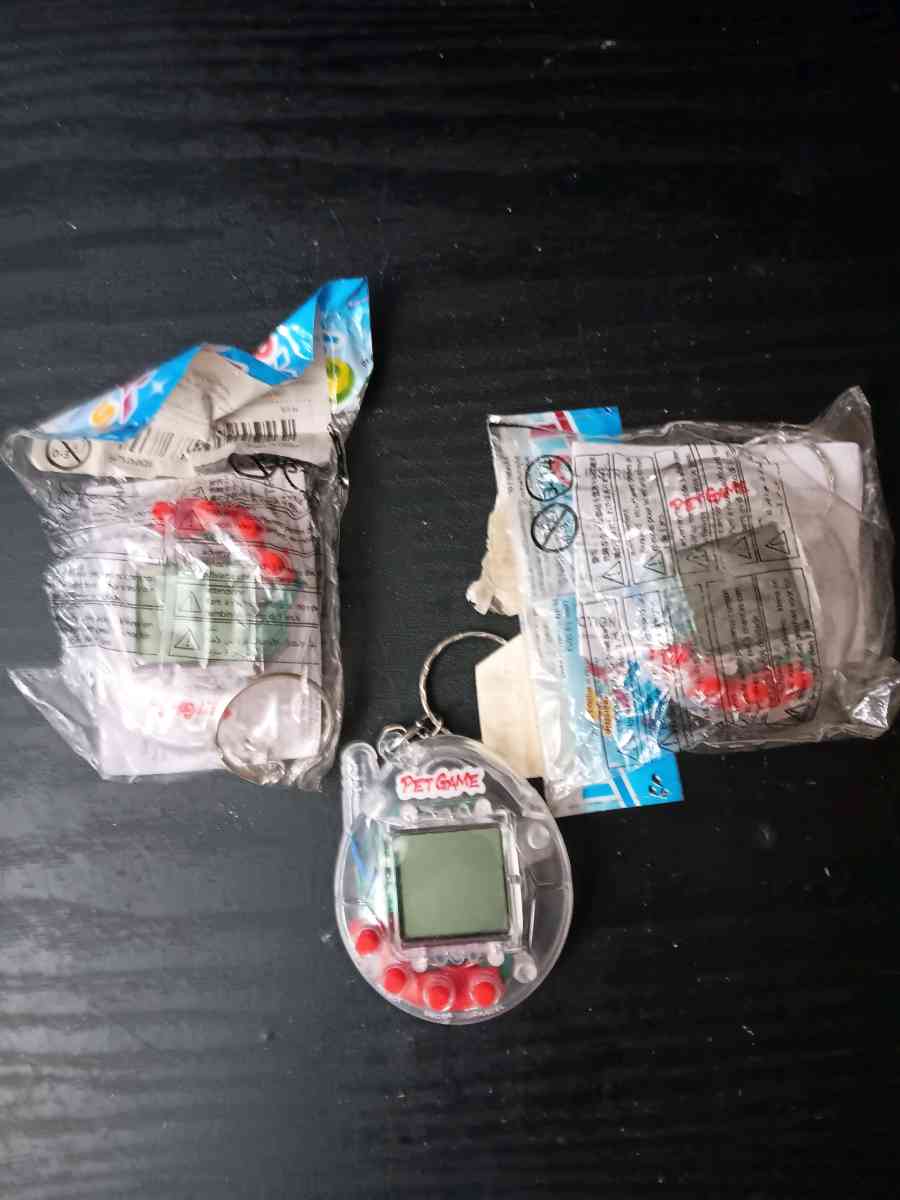 DIGITAL POCKET PET KEYCHAIN GAMES