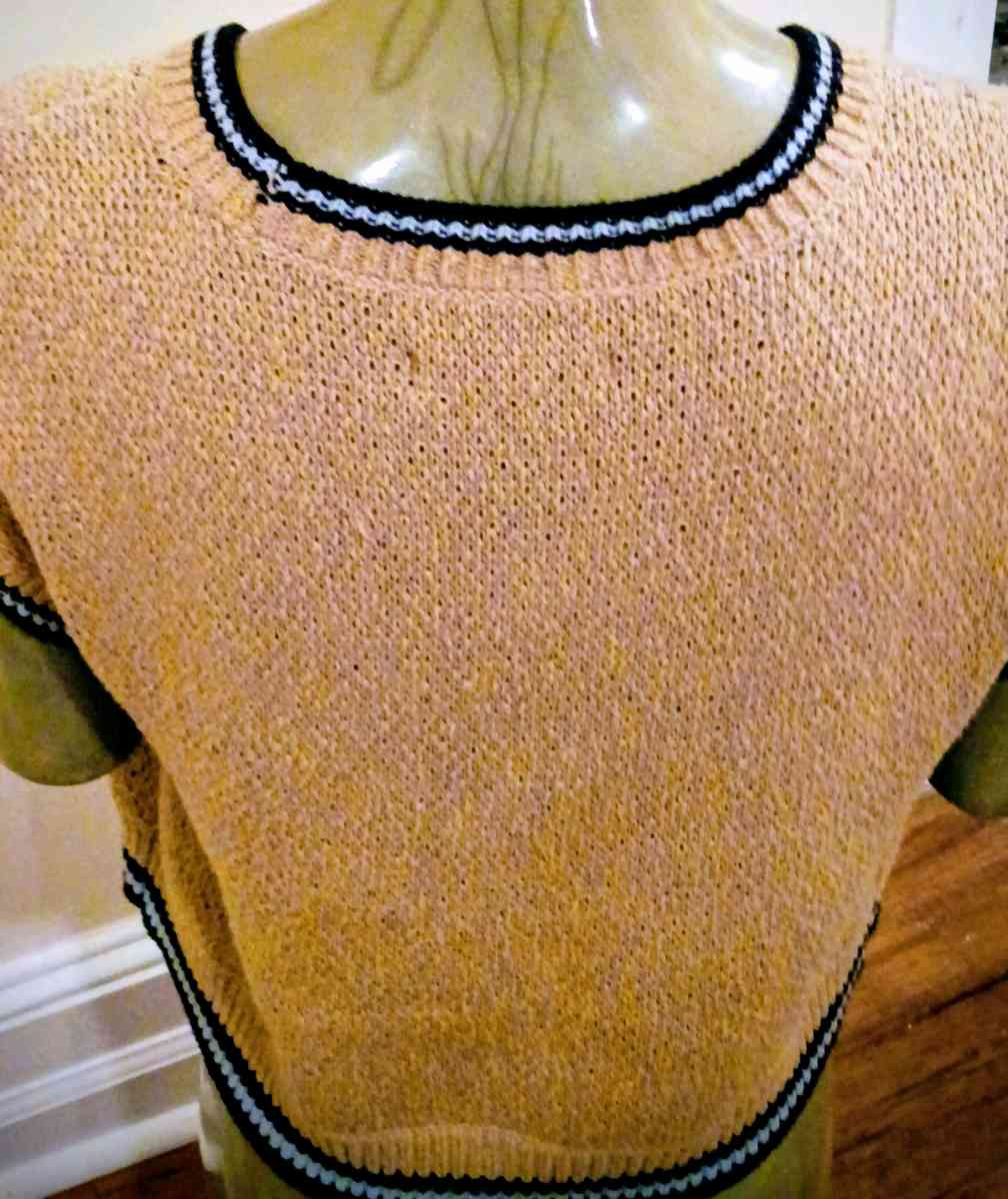 Anthropologie Maeve Sarah Gordon Bee Knit Cropped Sweater Ve - Philadelphia, Pennsylvania - FleaMarketBay