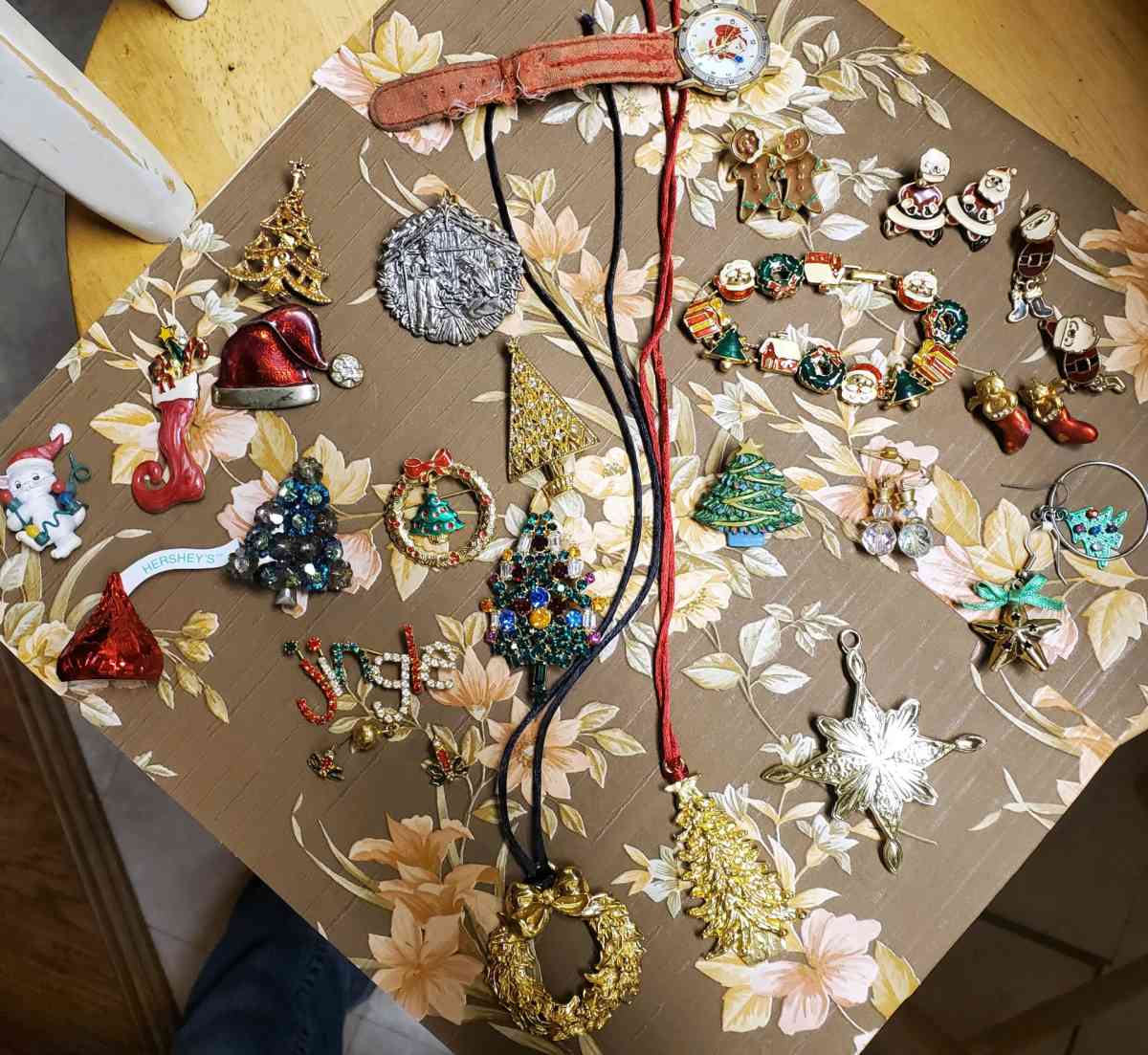 Christmas earrings bracelet pins necklaces broches