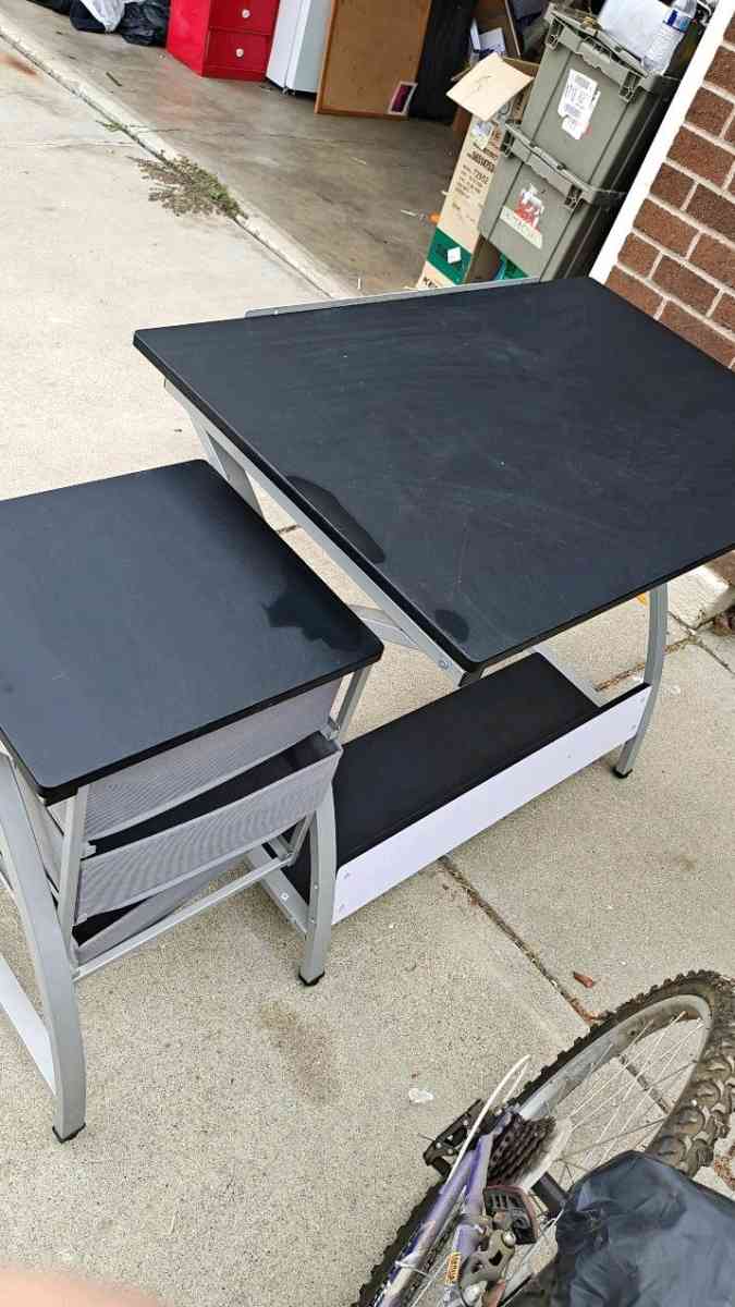 Adjustable artists desk