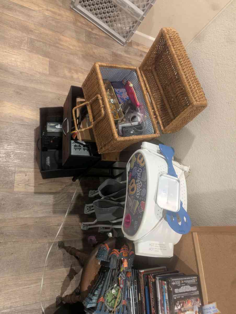 garage sale bunch of random stuff - Citrus Heights, California - FleaMarketBay