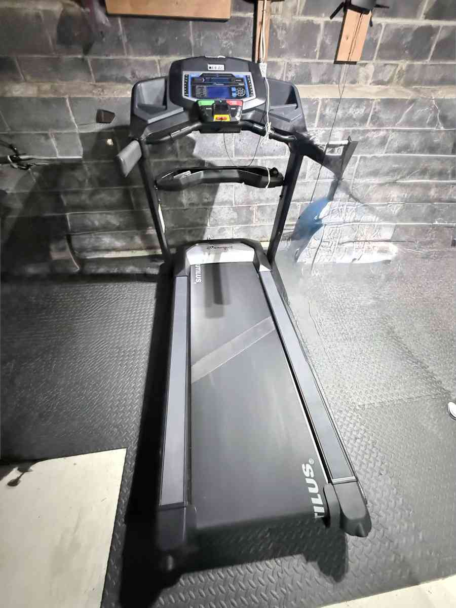 utilus T616 Folding Treadmill  Excellent Condition Barely Us