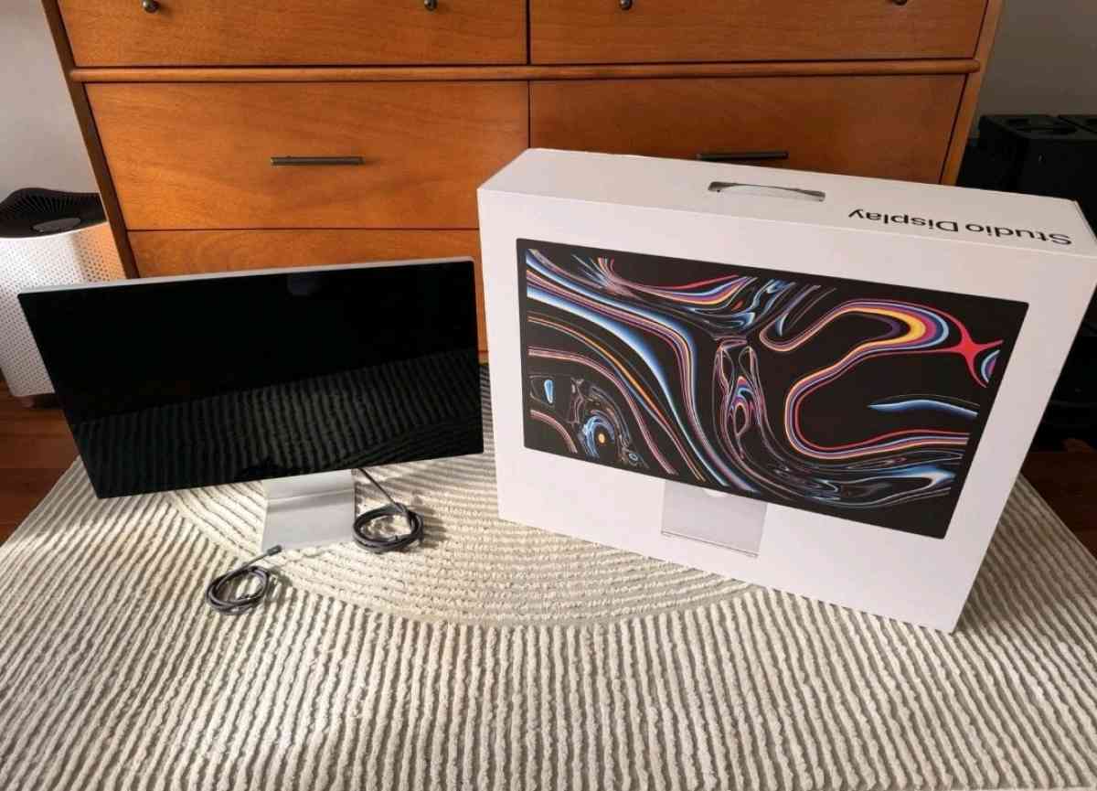 Apple Studio Display 27 with Standard Glass TiltAdjustable S