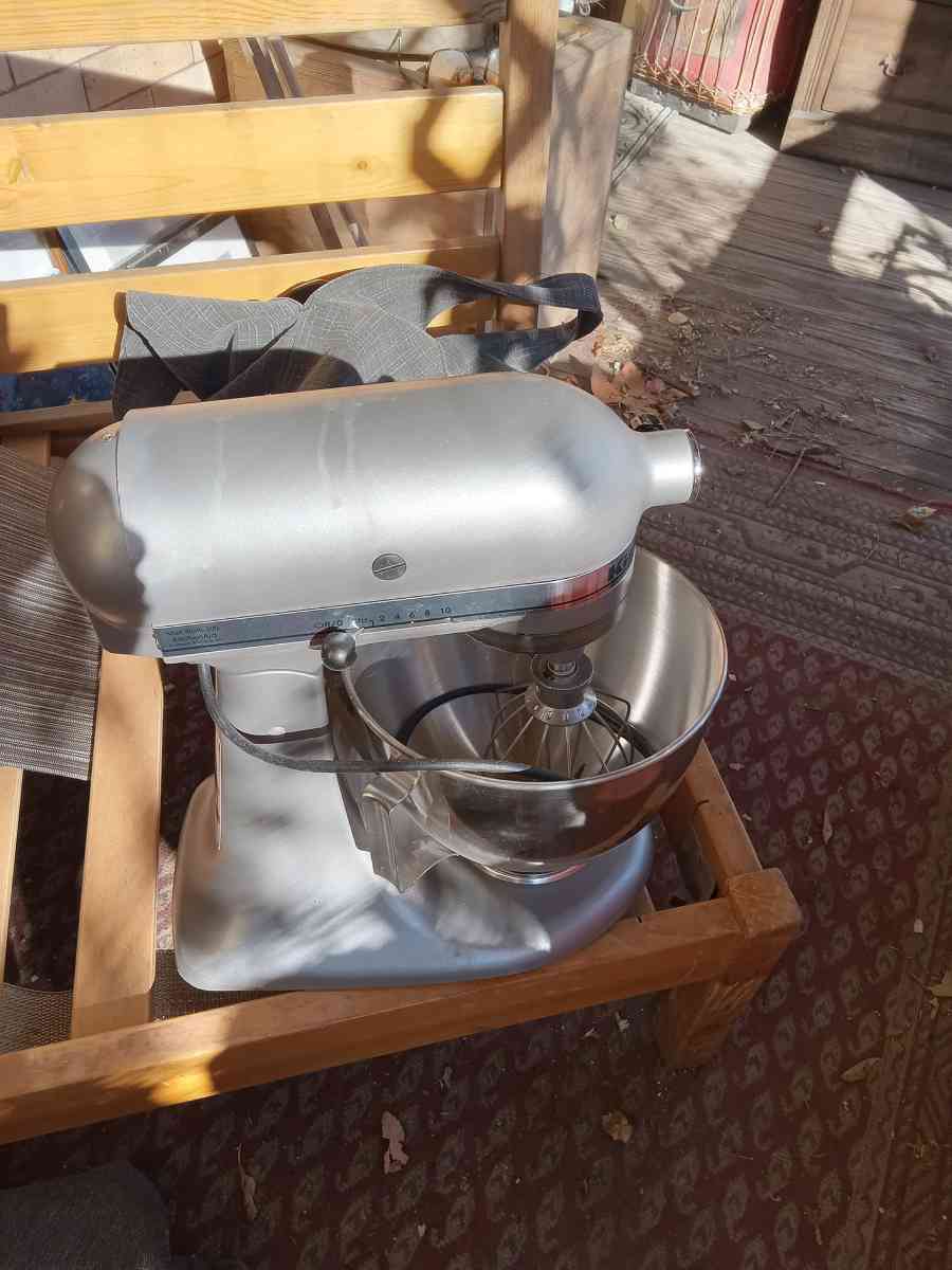 Kitchen Aid Deluxe Mixer