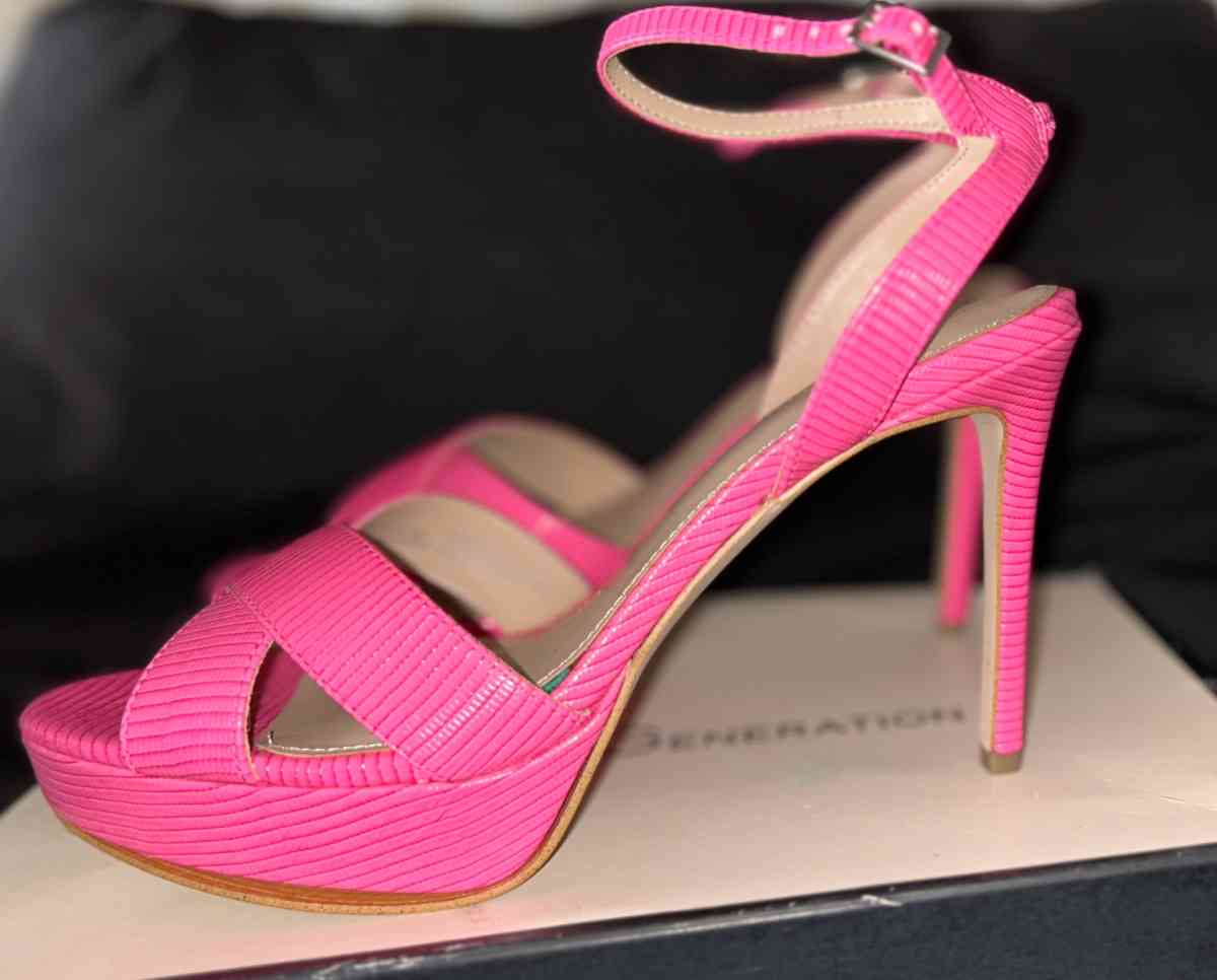 BCBGeneration Fuscia Heels