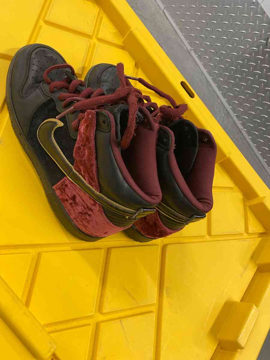 Nike dunks size9 bloody red velvet