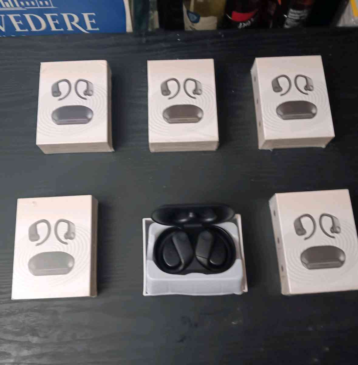 HIGH SOUND WIRELESS EARHOOK HEADSETS