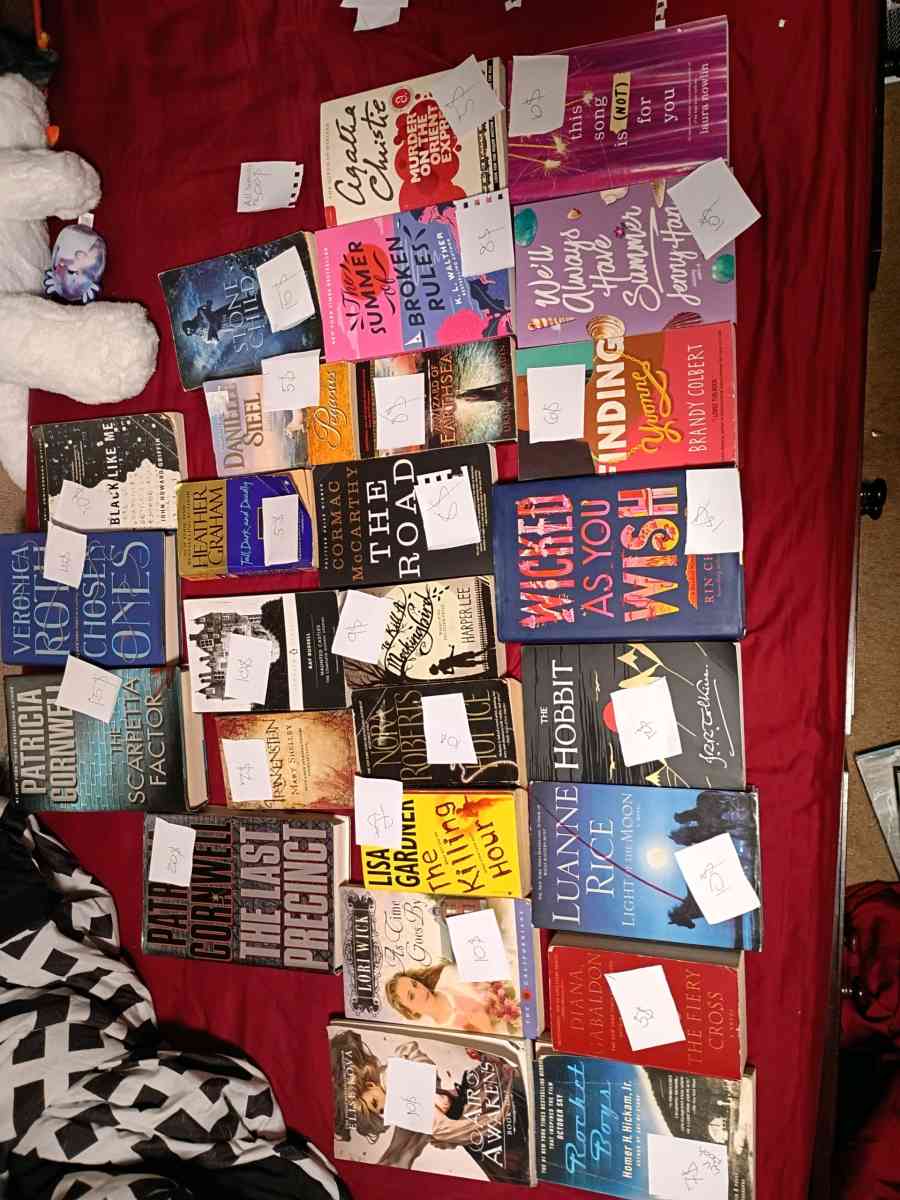 arrange of books - Belington, West Virginia - FleaMarketBay