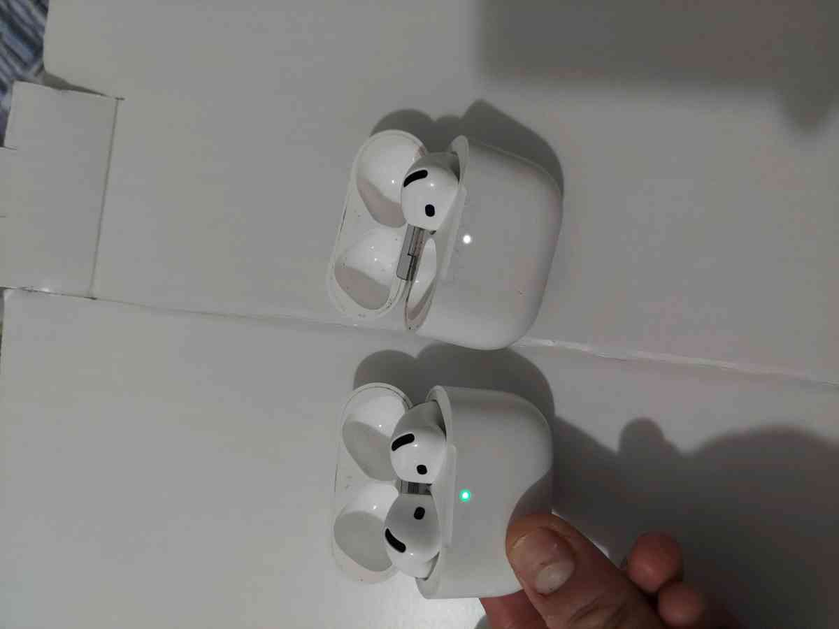 airpods for sell - Brooklyn, New York - FleaMarketBay