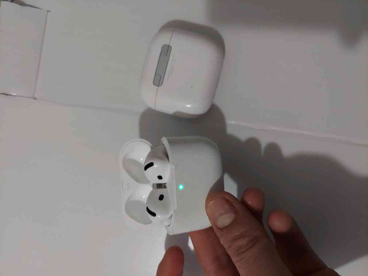 airpods for sell - Brooklyn, New York - FleaMarketBay