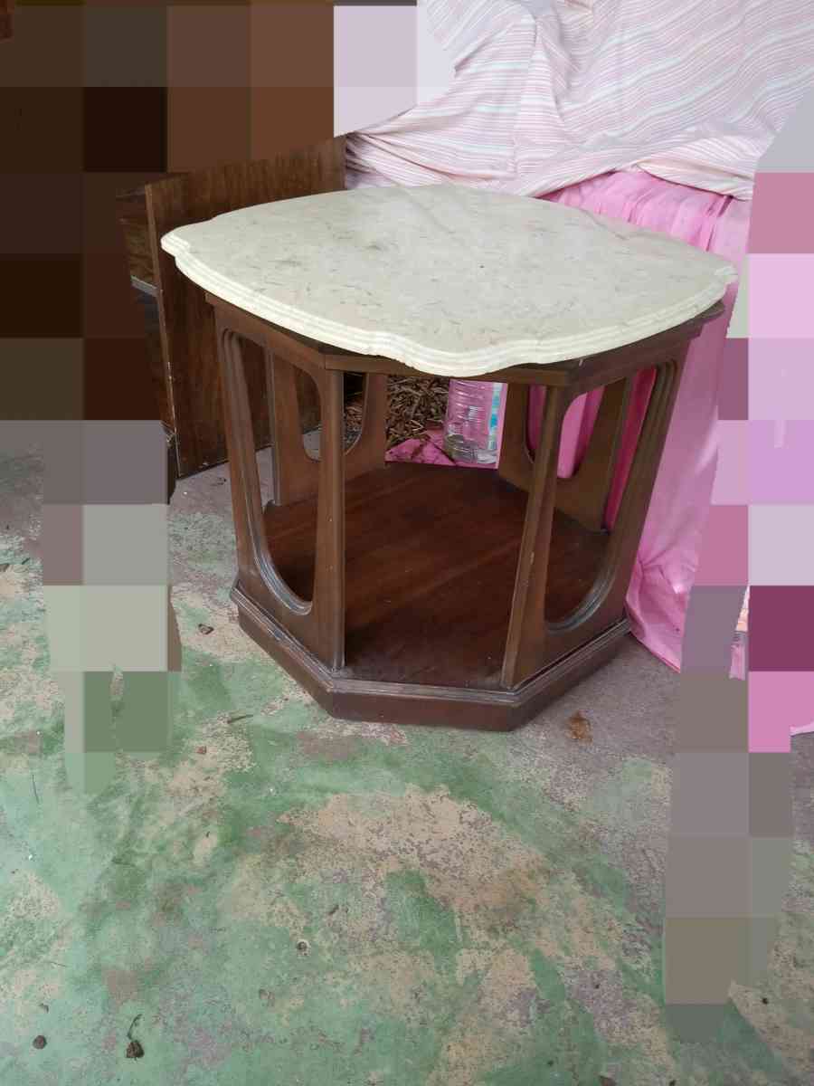 End table - Hickory, North Carolina - FleaMarketBay