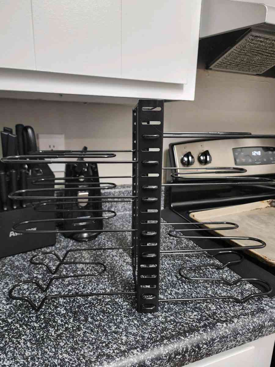 Adjustable pot and lid holder