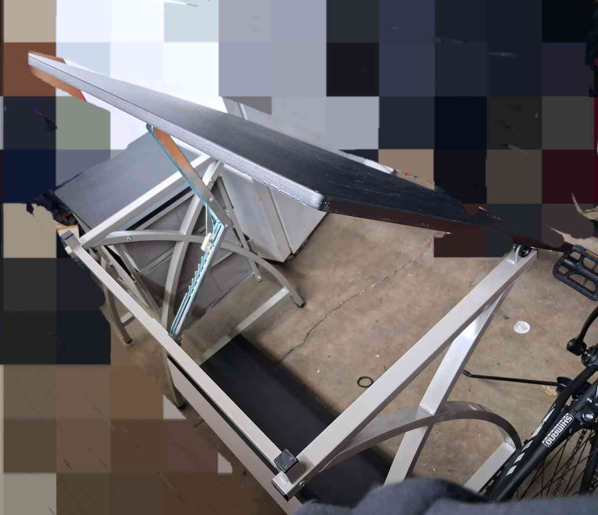 Adjustable artists desk