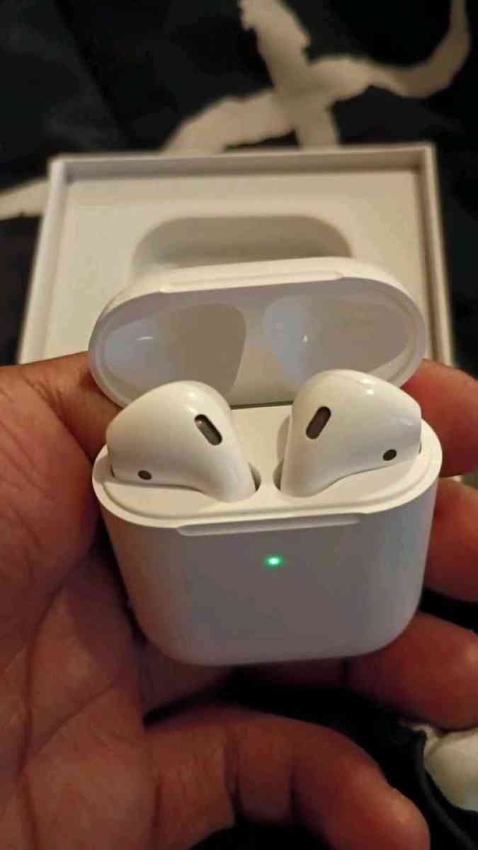 Apple AirPods Second Generation - Nashville, Tennessee - FleaMarketBay