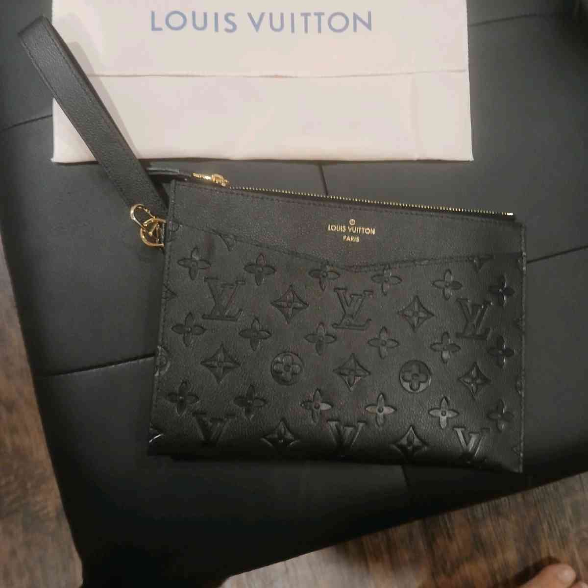 Louis Vuitton Melanie MM Pochette - Oklahoma City, Oklahoma - FleaMarketBay